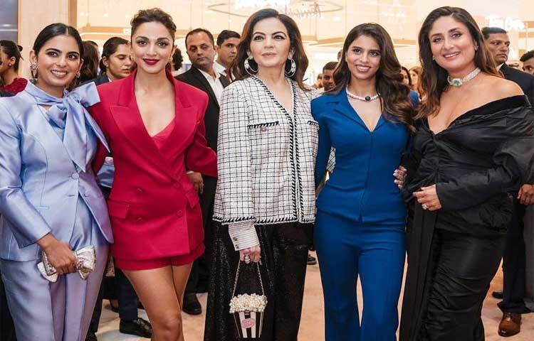 টিরাবিউটি’র ইনস্টাগ্রামে পোস্ট করা একটি ছবিতে নীতা ও ইশা আম্বানির সঙ্গে দেখা গেছে বলিউড তারকা কারিনা কাপুর, কিয়ারা আদভানি, শাহরুখ কন্যা সুহানা খানকে।