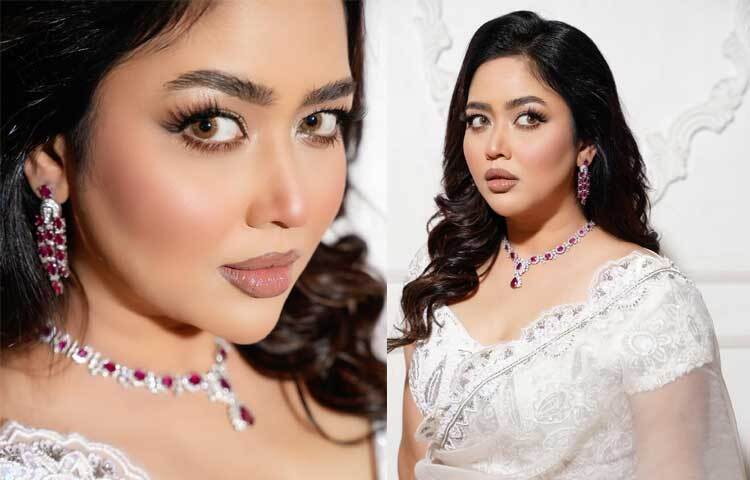 সাদা শাড়িটির সঙ্গে সেমি স্মোকি আই মেকআপ যেন অভিনেত্রীর সৌন্দর্য আরও বাড়িয়ে তুলেছে।