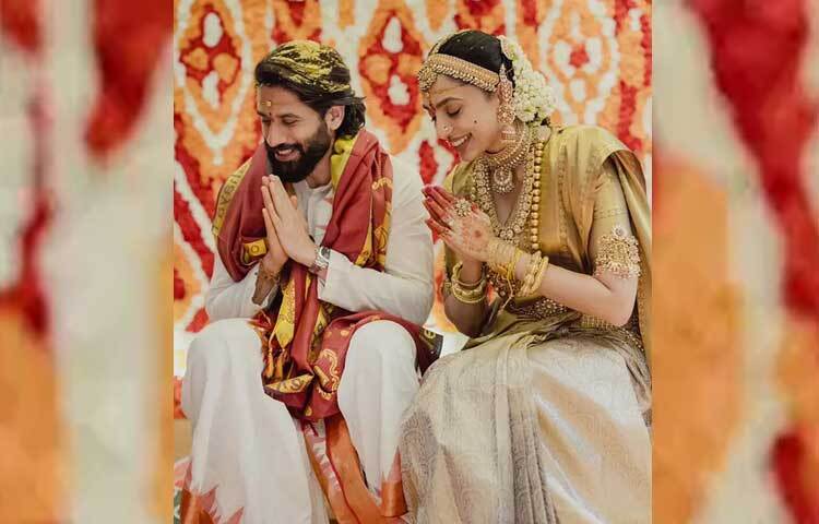 বিয়ে শোভিতা বেছে নিয়েছেন সোনালি সুতায় বোনা কাঞ্জিভরম শাড়ির সঙ্গে তেলেগু ঐতিহ্যবাহী সোনার গয়না। নাগা চৈতন্য পরেছিলেন সাদা ধুতি–পাঞ্জাবি।