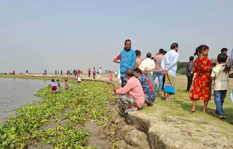 অসংখ্য মানুষ জমি হারিয়ে নিঃস্ব হয়ে গেছে। এবিষয়ে কথা বললেই এলাকাবাসীকে মারধর করা হয়, এলাকা ছাড়া করার হুমকিও দেওয়া হয়। তাই জীবনের ভয়ে কেউ কিছু বলে না।