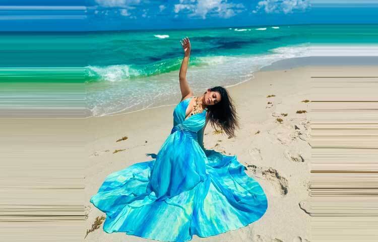 মায়ামি বিচে সমুদ্রবিলাসে মগ্ন অভিনেত্রী।