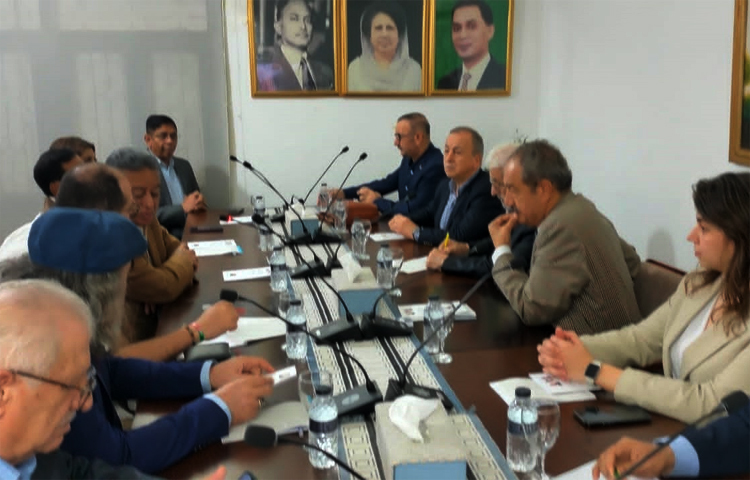 বাংলাদেশে সফররত তুরস্কের প্রতিনিধিদলের সঙ্গে বৈঠকে বসেছেন বাংলাদেশ জাতীয়তাবাদী দলের (বিএনপি) নেতারা। আজ বিকেল সোয়া তিনটার পর গুলশানে বিএনপি চেয়ারপারসনের রাজনৈতিক কার্যালয়ে এ বৈঠক শুরু হয়। ছবি: জাগো নিউজ