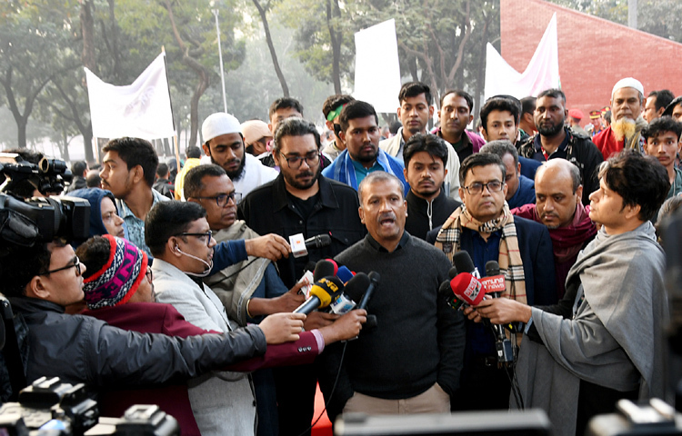 শহীদ বুদ্ধিজীবী দিবস উপলক্ষে আইন উপদেষ্টা ড. আসিফ নজরুল আজ মিরপুরে শহীদ বুদ্ধিজীবী স্মৃতিসৌধে সাংবাদিকদের ব্রিফ করেন। এ সময় প্রধান উপদেষ্টার প্রেস সচিব মোহাম্মদ শফিকুল আলম উপস্থিত ছিলেন। ছবি: পিআইডি