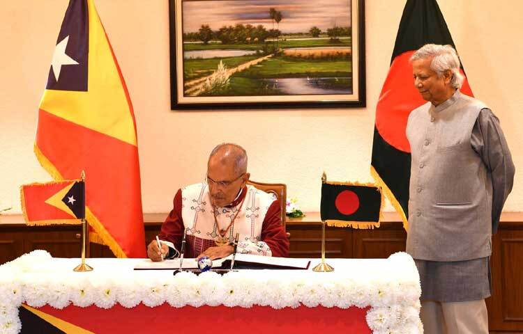 প্রধান উপদেষ্টা অধ্যাপক মুহাম্মদ ইউনূসের উপস্থিতিতে তেজগাঁওয়ে তার কার্যালয়ে পরিদর্শন বইয়ে সই করেন তিমুরের প্রেসিডেন্ট জোসে রামোস-হোর্তা। ছবি: পিআইডি