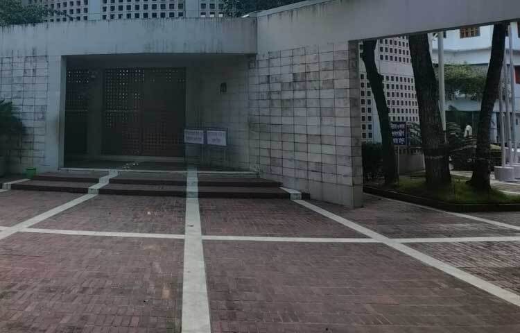 সমাধির বিভিন্ন সড়কে পড়ে আছে গাছের পাতা। সড়কের টাইলসে পড়েছে শ্যাওলা। বিশ্রামাগার ও সমাধির বিভিন্ন আসবাবপত্রে জমেছে ধুলো। ফুলগাছগুলোও যেন মৃতপ্রায়।