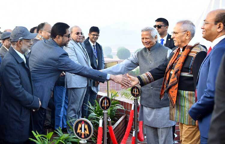 মহান বিজয় দিবসে সাভারের জাতীয় স্মৃতিসৌধে অতিথিদের সঙ্গে শুভেচ্ছা বিনিময় করেন প্রধান উপদেষ্টা ড. মুহাম্মদ ইউনূস ও পূর্ব তিমুরের প্রেসিডেন্ট জোসে রামোস হোর্তা। ছবি: পিআইডি