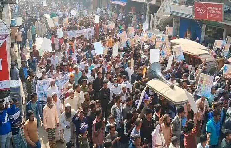 যুবদল নেতা আবু ইলিয়াস শান্ত হত্যার ঘটনায় মানববন্ধন ও সড়ক অবরোধ করে বিক্ষোভ করেছেন এলাকাবাসী। ছবি: আরাফাত রায়হান সাকিব