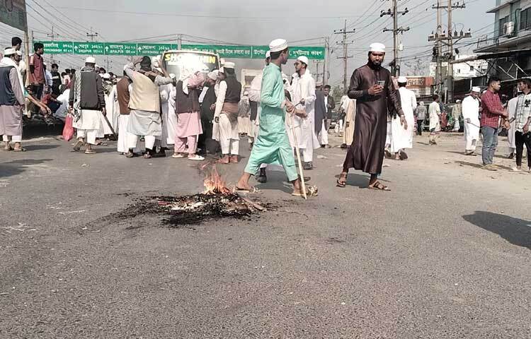 আজ সকাল ১০টার দিকে জেলার শ্রীপুর উপজেলার ঢাকা-ময়মনসিংহ মহাসড়কের মুলাইদের পল্লী বিদ্যুৎ এলাকায় এ অবরোধ করেন জুবায়েরপন্থিরা।
