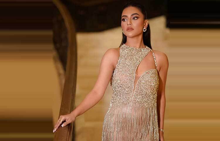 কাটআউট নেকলাইন দেওয়া সিকুয়েলের ঝলমলে গাউনে নজরকাড়া নুসরাত ফারিয়া।