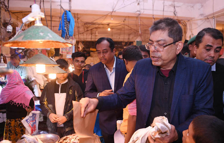 পলিথিন শপিং ব্যাগ নিষিদ্ধ ঘোষণা কার্যকর করার লক্ষ্যে আজ রাজধানীর কারওয়ান বাজারে মনিটরিং কার্যক্রম পরিচালনা করেন পরিবেশ, বন ও জলবায়ু পরিবর্তন মন্ত্রণালয়ের অতিরিক্ত সচিব তপন কুমার বিশ্বাস। ছবি: পিআইডি