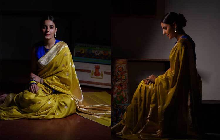 স্লিভলেস নীল ব্লাউজ আর হলুদ শাড়িকে নিজেকে সাজিয়েছেন তিনি।