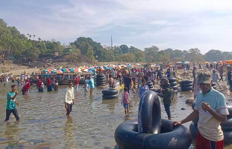 পর্যটন-সংশ্লিষ্টরা বলছেন, জাফলংয়ের সামগ্রিক বিষয় নিয়ে একটা নীতিমালা করা হচ্ছে। কয়েক দফা বন্যায় জমে থাকা পাথরের স্তূপ কীভাবে সরানো যায় বা বিকল্প করণীয় নিয়ে ‘স্টাডি’ করা হচ্ছে। শিগগির এর সুন্দর একটা সমাধান আসবে।