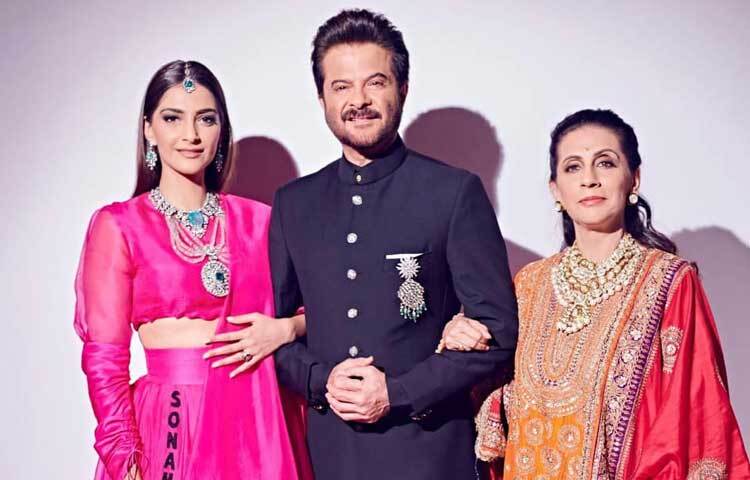 মাত্র ১৪ বছর বয়স থেকে অভিনয় শুরু করেছেন অনিল কাপুর। এখনো পর্যন্ত কাজ করে চলছেন জনপ্রিয় এই অভিনেতা।