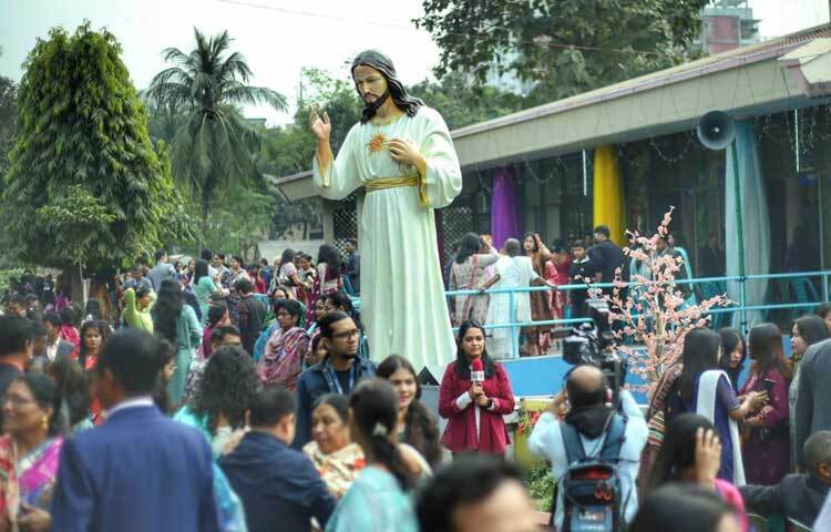 সব বয়সী মানুষের পদচারণায় মুখর হয়ে ওঠেছে রাজধানীর গির্জাগুলো।