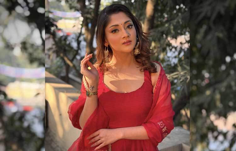 স্লিভলেস রঙিন ড্রেসের সঙ্গে হালকা সাজ আর খোলা চুলে বেশ স্নিগ্ধ লাগছে অভিনেত্রীকে।