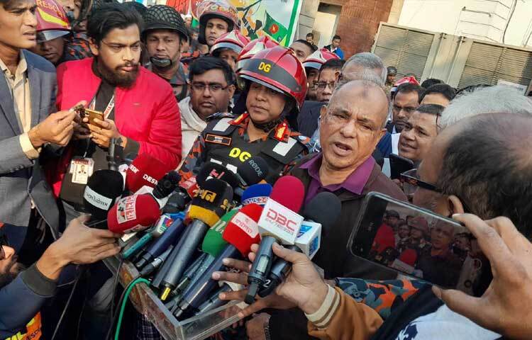 এরই মধ্যে ঘটনাস্থল পরিদর্শন করেছেন স্বরাষ্ট্র উপদেষ্টা মেজর জেনারেল (অব.) জাহাঙ্গীর আলম চৌধুরী।