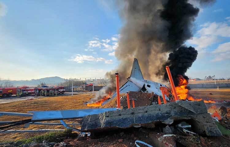 স্থানীয় সময় সকাল ৯টা ৭ মিনিটে দেশটির দক্ষিণ-পশ্চিমাঞ্চলে অবস্থিত মুয়ান আন্তর্জাতিক বিমানবন্দরে অবতরণের সময় ওই দুর্ঘটনা ঘটে।