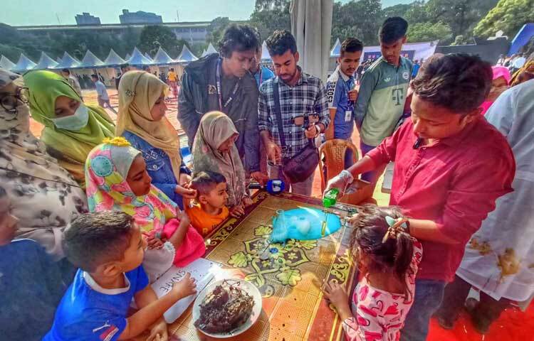 আয়োজিত ফেস্টে অনেকে নিয়ে এসেছে ড্রোন, সায়েন্স বুক, বায়ুদূষণ রোধে হাইড্রো রোভার, পানি বিশুদ্ধকরণসহ নানা আবিষ্কার।