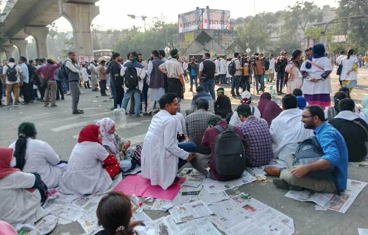 মোড় দিয়ে অ্যাম্বুলেন্স ছাড়া অন্য কোনো যানবাহন চলাচল করতে দেওয়া হচ্ছে না।
