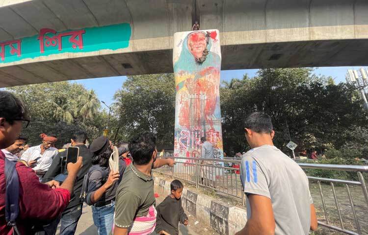 আজ দুপুরে পুনরায় জুতা নিক্ষেপ কর্মসূচি শুরু হয়।