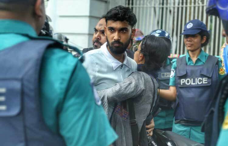 ভাইকে পুলিশের হাত থেকে রক্ষা করার আপ্রাণ চেষ্টা তার।