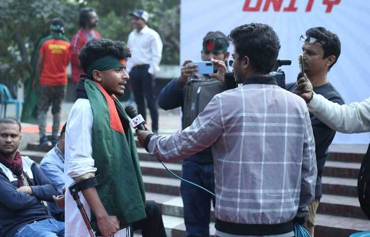 গণমাধ্যমে নিজের আশা-অনুভূতির কথা জানাচ্ছে আন্দোলনে আহত এক শিক্ষার্থী।