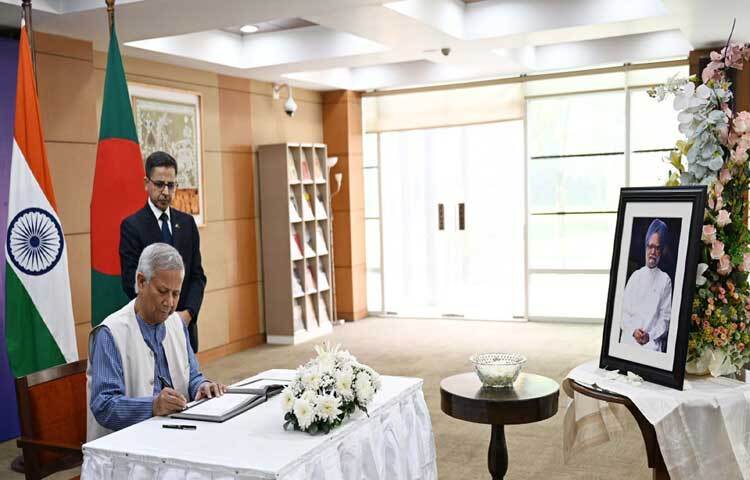 শ্রদ্ধা নিবেদন শেষে খোলা শোক বইয়ে শোকবার্তা লিখেন প্রধান উপদেষ্টা প্রফেসর মুহাম্মদ ইউনূস। ছবি: পিআইডি