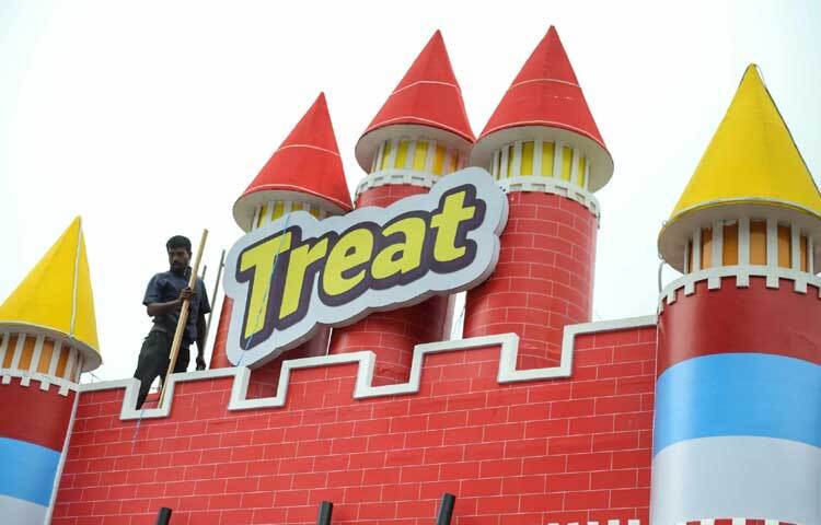 এখনো চলছে মেলার স্টল নির্মাণ।