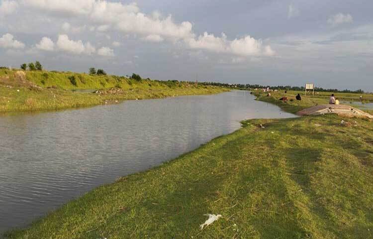 ৪-৫ বছর আগেও কাদা, আবর্জনা, সরু সড়ক পেরিয়ে পায়ে হেঁটে প্রবেশ করতে হতো এখানে। তবে সেনাবাহিনী উদ্যোগ ও তত্বাবধায়নে স্থানটিতে গড়ে উঠেছে মনোমুগ্ধকর পর্যটন স্পট।