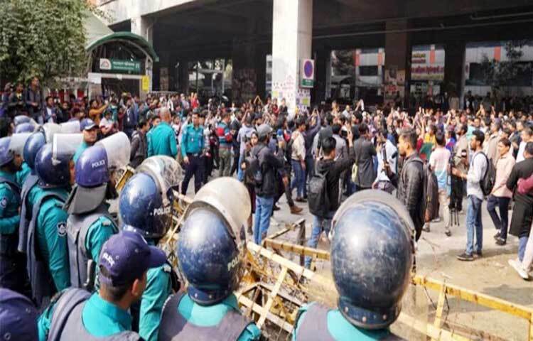 ‘মার্চ টু শিক্ষা মন্ত্রণালয়’ কর্মসূচি ঘিরে সচিবালয়ের সামনে বেসরকারি প্রাইম এশিয়া বিশ্ববিদ্যালয়ের শিক্ষার্থীদের সঙ্গে পুলিশের ধাওয়া-পাল্টা ধাওয়ার ঘটনা ঘটেছে।