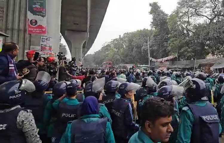 এদিকে, আজই বিডিআর হত্যাকাণ্ড ইস্যুতে সিএমএম আদালতে শুনানি রয়েছে বলে জানা গেছে।