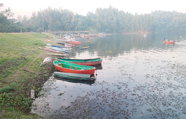 যেখানে দাঁড়িয়ে পর্যটকেরা সৌন্দর্য উপভোগ করতে পারেন। নীলাভ জলরাশিতে ডিঙি নৌকা কিংবা ইঞ্জিনচালিত বোট নিয়ে হারিয়ে যেতে পারেন অপরূপ সৌন্দর্যের মাঝে। নৌকার প্রতিটির ভাড়া ওঠানামা করে ৬০০ থেকে ১ হাজার টাকার মধ্যে। ছবি: এম মাঈন উদ্দিন