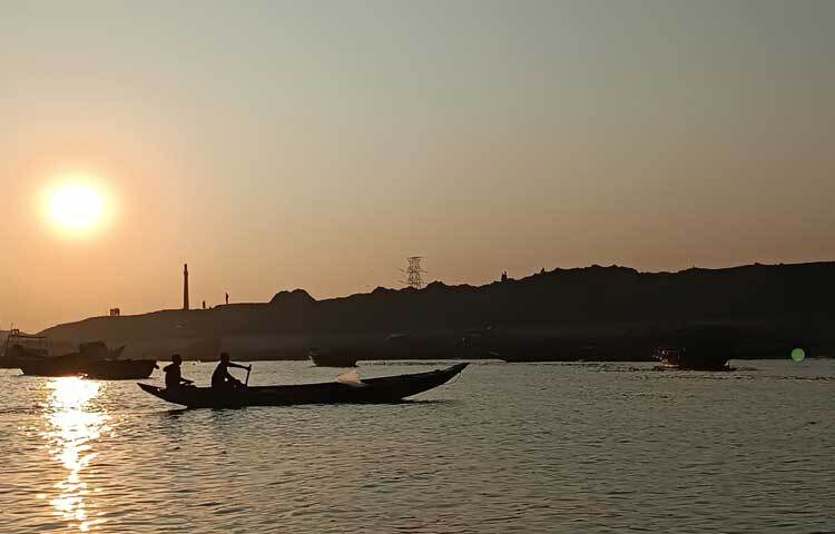 চট্টগ্রাম মহানগরের যে কোনো স্থান থেকে রিজার্ভ সিএনজি কিংবা লোকাল গাড়ি চেপে যাওয়া যায় নান্দনিক এই স্থানে।