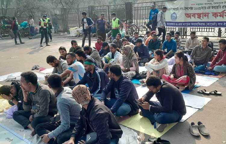 ১৪ জানুয়ারি সকাল সাড়ে ৯টার দিকে গিয়ে দেখা গেছে, চট বিছিয়ে বসে আছেন ২৫ জনের মতো অব্যাহতিপ্রাপ্ত এসআই।