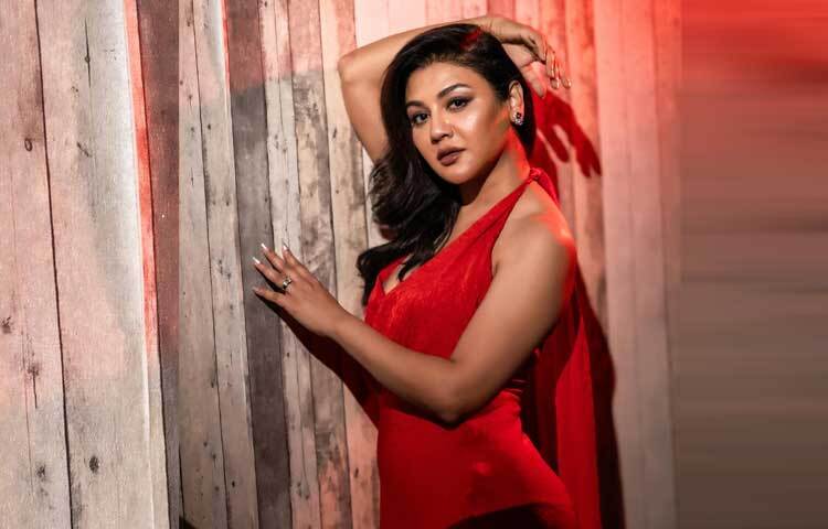 দেশের প্রেক্ষাগৃহে এখন চলছে আকরাম খানের পরিচালিত ও জয়া আহসান অভিনীত ‘নকশী কাঁথা’র জমিন ছবিটি।