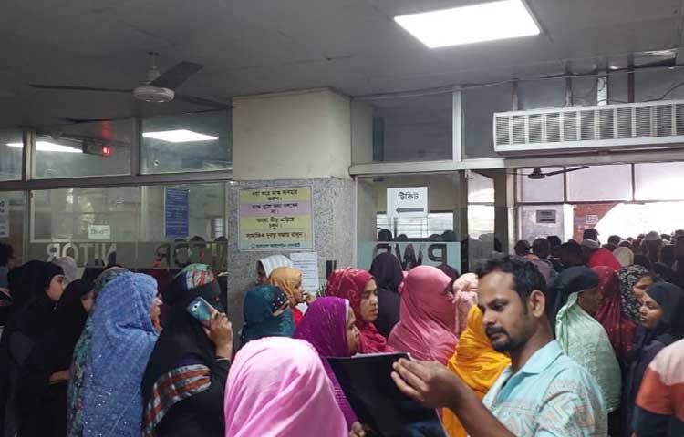 চাপের বিষয়ে ওপিডি টিকিট কাউন্টারের ইনচার্জ লিয়াকত হোসেন বলেন, সাধারণত ৯০০-১১০০ রোগী আসে প্রতিদিন। আজ একটু বেশি, প্রায় ১৪০০ রোগী সকাল থেকে টিকিট কেটেছে।