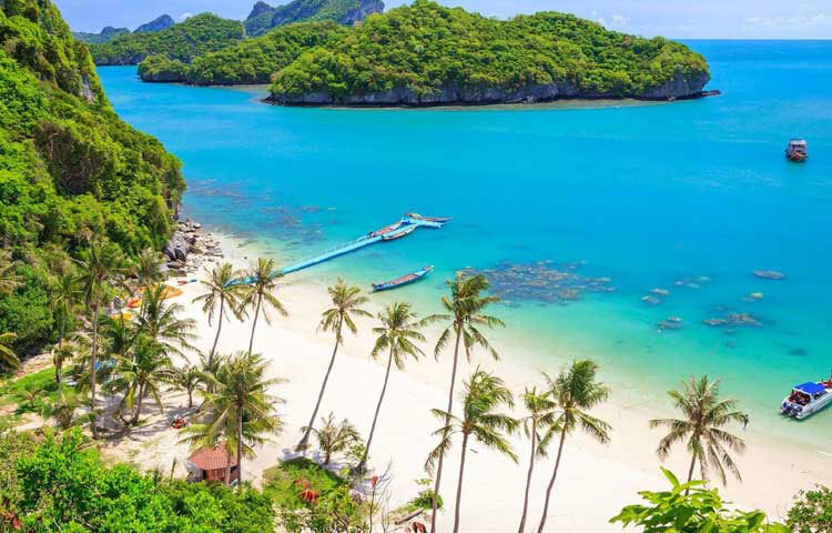 তালগাছে ঘেরা অপূর্ব সুন্দর সৈকত হল কোহ সামুই। ফিরোজা রঙের জল ও অপূর্ব সুন্দর প্রাকৃতিক সৌন্দর্য কোহ সামুইকে সাজিয়ে তুলেছে। নিরিবিলিতে সময় কাটাতে চাইলে ঘুরে নিন শান্ত লামাই সমুদ্রসৈকত ও শান্ত বোফুটের ফিশারম্যানস ভিলেজ।