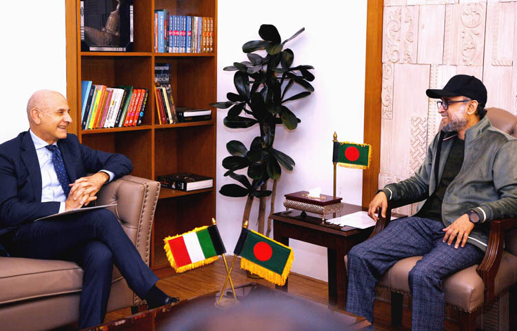 সংস্কৃতি বিষয়ক উপদেষ্টা মোস্তফা সরওয়ার ফারুকীর সঙ্গে ঢাকায় মন্ত্রণালয়ে তাঁর অফিস কক্ষে বাংলাদেশে নিযুক্ত ইতালির রাষ্ট্রদূত অ্যান্তোনিও আলেসান্দ্রো সাক্ষাৎ করেন। ছবি: পিআইডি