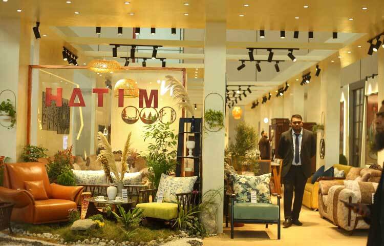 মেলায় ঘরে ব্যবহৃত আসবাবপত্রের পাশাপাশি অফিস সাজানোর পণ্যও মিলছে প্যাভিলিয়নগুলোতে।