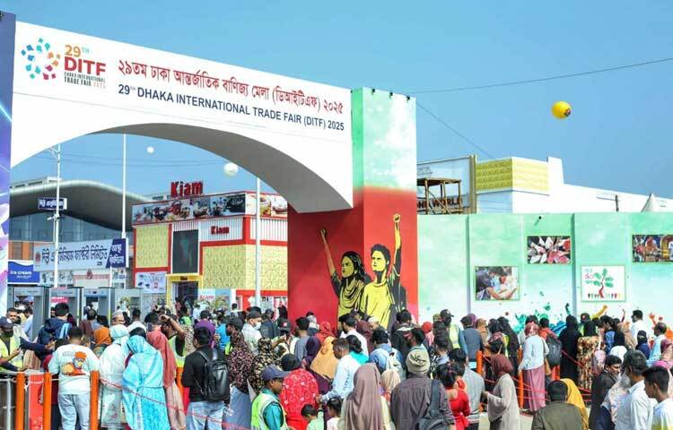 টিকিট কাউন্টার থেকে শুরু করে প্রবেশ মুখ ও উন্মুক্ত স্থানসহ সর্বত্র ক্রেতা ও দর্শনার্থীর ভিড়।