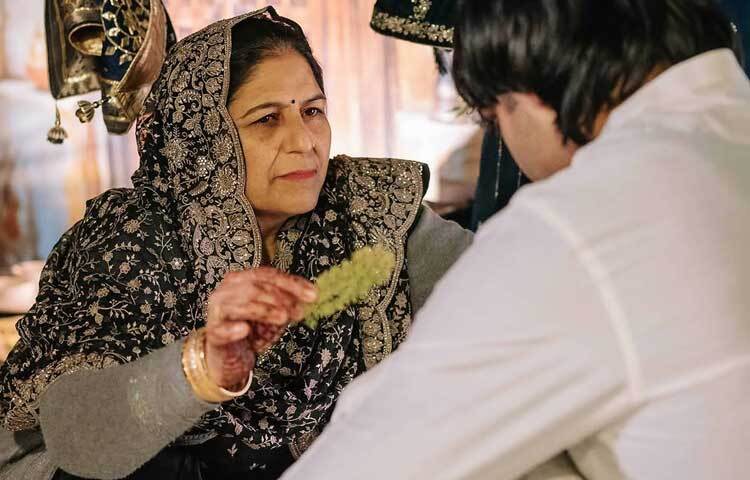 ক্যাপশনে তিনি লিখেছেন, ‘পরিবারকে সঙ্গে নিয়ে জীবনের নতুন একটা পর্ব শুরু করলাম। যাদের আশীর্বাদে এটা সম্ভব হল তাদের কাছে আমি কৃতজ্ঞ। ভালবাসায় বাঁধলাম সারা জীবনের জন্য।’