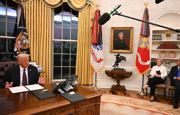 ওভাল অফিসে গিয়ে প্রথম দিনেই তিনি একের পর নির্বাহী আদেশ জারি করছেন। যা তিনি নির্বাচনী ক্যাম্পেইনেও প্রতিশ্রুতি দিয়েছেন।