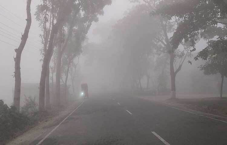 দিনের বেলায়ও হেডলাইট জ্বালিয়ে চলাচল করছে যানবাহন।
