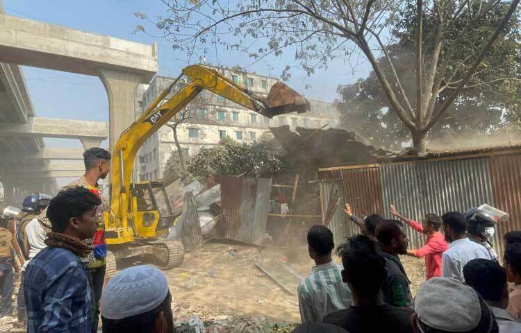 ৬ জানুয়ারি মালিবাগে অভিযানের মাধ্যমে রাজধানী ঢাকায় এ উচ্ছেদ অভিযান শুরু হয়। রেলওয়ে কর্তৃপক্ষ জানিয়েছে, ঢাকাসহ সারাদেশে অবৈধ দখলে থাকা রেলের সব জমি উদ্ধার না হওয়া পর্যন্ত অভিযান অব্যাহত থাকবে।