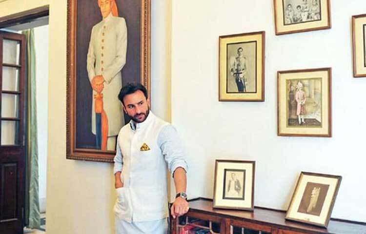 বসার ঘরে সাজানো আছে বিভিন্ন দেশ থেকে সংগ্রহ করে আনা শিল্পকর্ম ও ছবি।