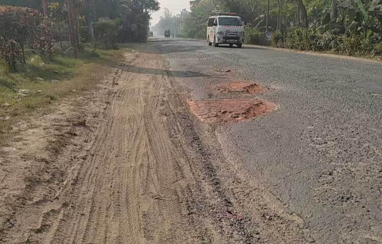 দীর্ঘদিন সংস্কারের অভাবে ব্যস্ত এ মহাসড়ক যান চলাচলের অনুপযোগী হয়ে পড়েছে। চরম দুর্ভোগে পড়েছেন যাত্রী ও পরিবহন চালকরা।
