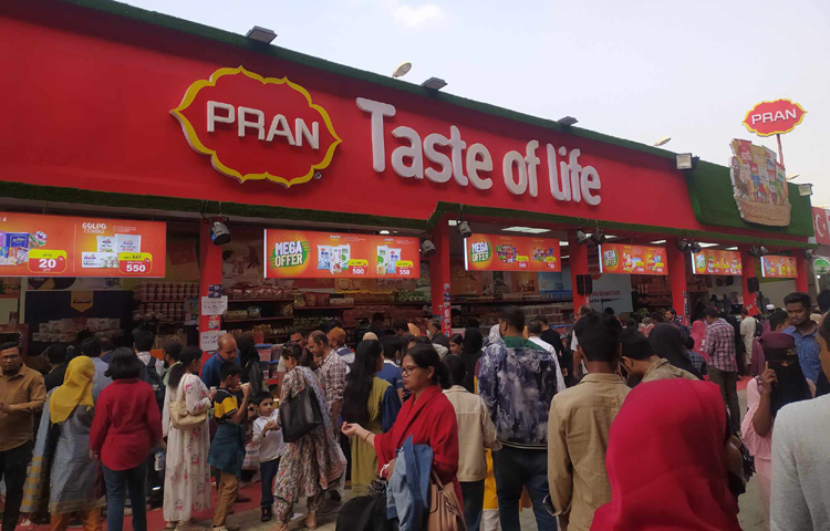 রাজধানীর পূর্বাচলে বাংলাদেশ-চায়না ফ্রেন্ডশিপ এক্সিবিশন সেন্টারে চলছে মাসব্যাপী ঢাকা আন্তর্জাতিক বাণিজ্যমেলা। উদ্বোধনের পর থেকে মেলায় বাড়ছে ভিড়। শেষ সপ্তাহে আজ শুক্রবার (২৪ জানুয়ারি) সাপ্তাহিক ছুটির দিন হওয়াতে ক্রেতা-দর্শনার্থীর ভিড়ে মেলা প্রাঙ্গণে তিল ধরার ঠাঁই নেই। ছবি: জাগো নিউজ