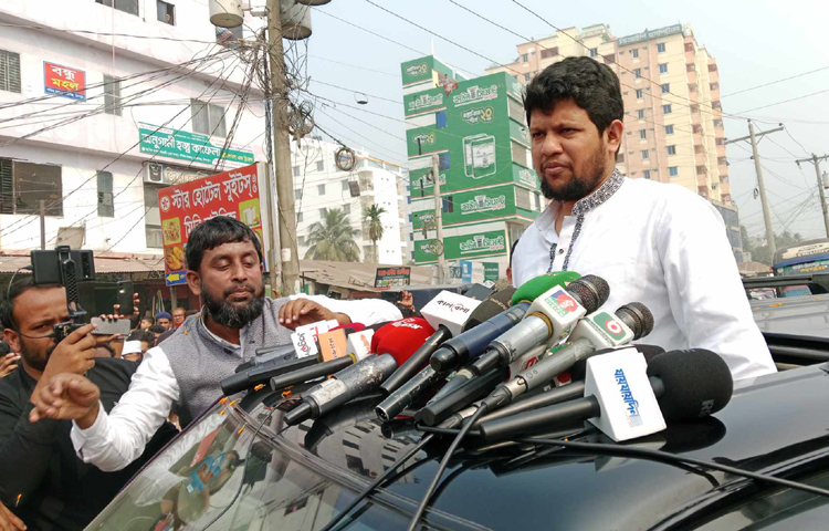 আগামী নির্বাচনে আওয়ামী ফ্যাসিবাদীদের কোনোভাবেই অংশগ্রহণ করতে দেওয়া হবে না বলে জানিয়েছেন অন্তর্বর্তীকালীন সরকারের উপদেষ্টা মাহফুজ আলম। আজ দুপুরে চাঁদপুরের হাজীগঞ্জে পথসভায় ছাত্র-জনতার উদ্দেশ্যে দেওয়া বক্তব্যে একথা বলেন তিনি। ছবি: জাগো নিউজ