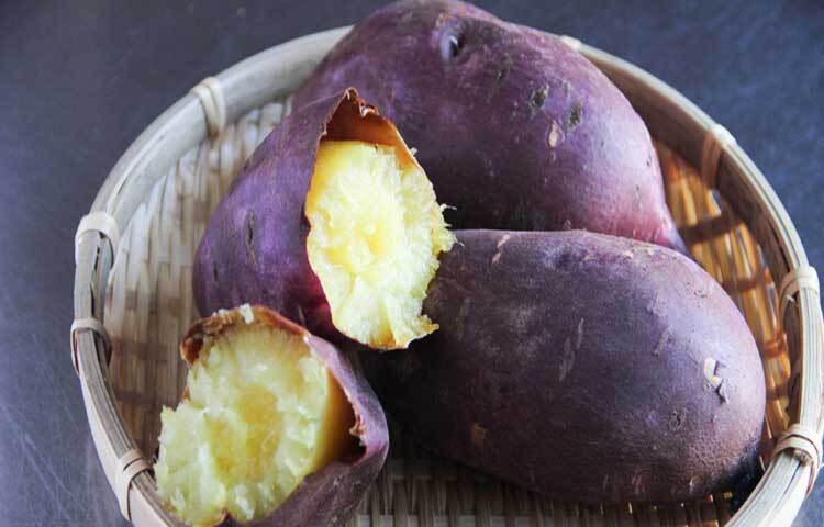 মিষ্টি আলুর মধ্যে বিভিন্ন ধরনের ফেনোলিক যৌগ আছে, যা মধ্যে ক্লোরোজেনিক অ্যাসিডও পাওয়া যায়। এগুলোও ক্যানসার প্রতিরোধে গুরুত্বপূর্ণ ভূমিকা রাখে।