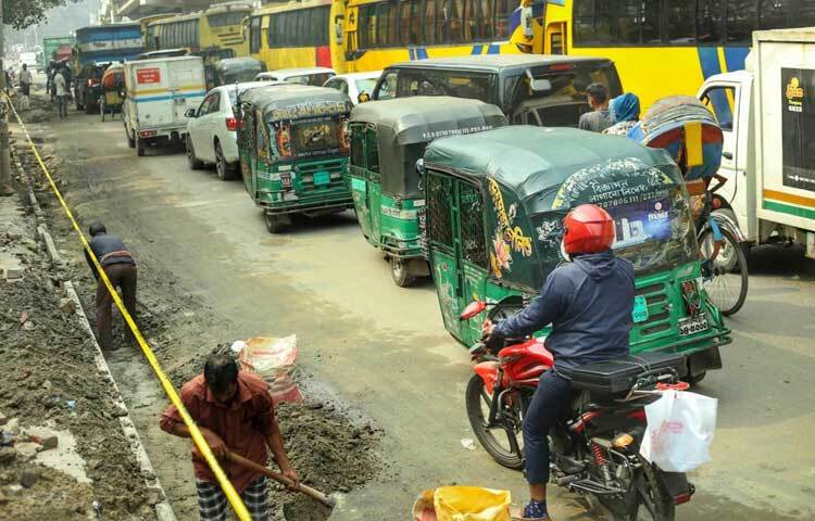 এমন অবস্থায় ভোগান্তিতে পড়েছে পথচারীরা।
